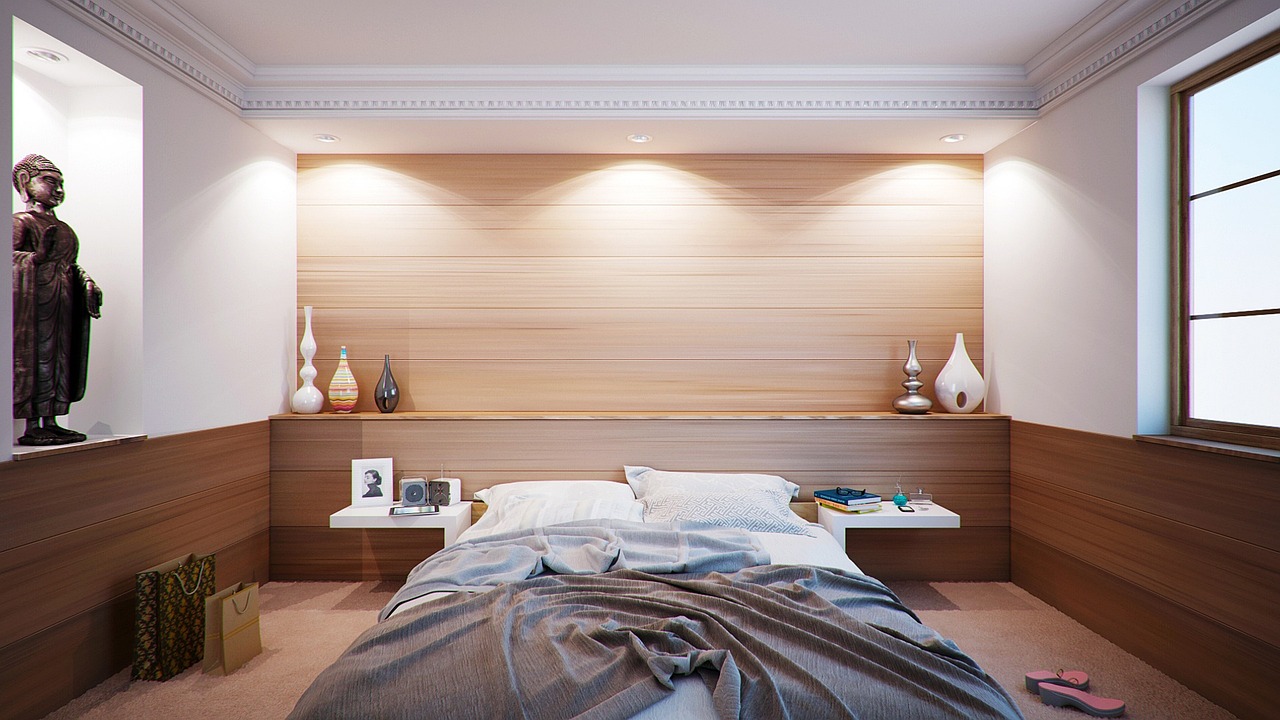 Minimalistische slaapkamer met rustieke accenten in grijstinten. Minimalistische slaapkamer met rustieke accenten in grijstinten.